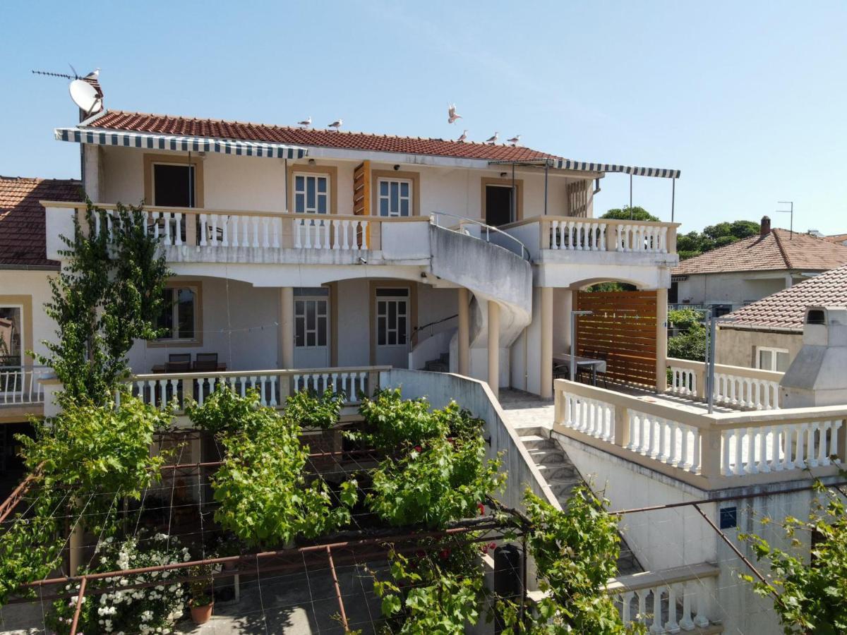 Rasin Apartments Pakoštane Buitenkant foto